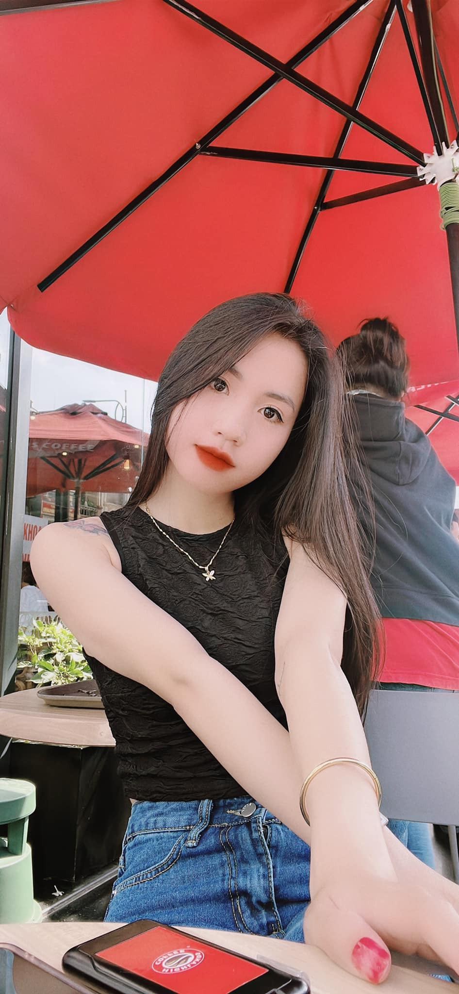 Ngoài sở hữu vòng eo con kiến, Trần Thị Duyên cũng gây ấn tượng bởi đôi chân thon dài, làn da trắng sứ.