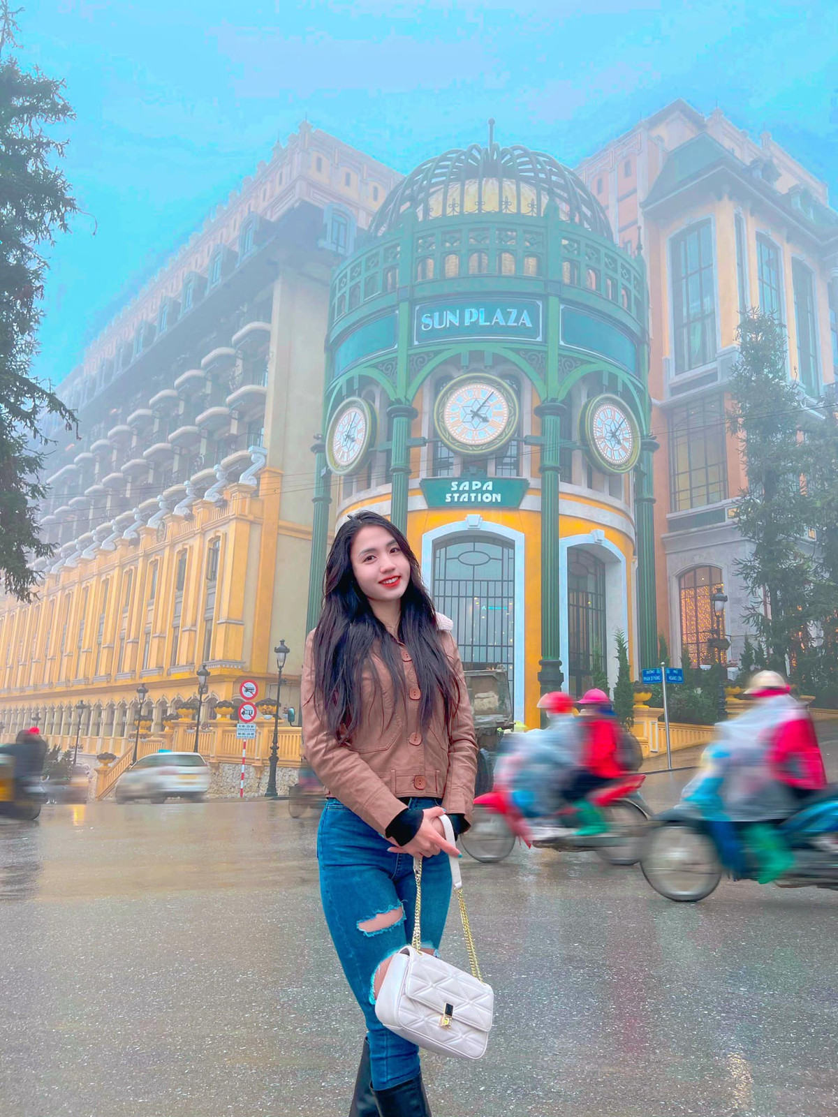 Trên trang cá nhân, nữ cầu thủ xinh nhất của đội tuyển Việt Nam nói riêng và bóng đá nữ Việt Nam nói chung đã chia sẻ những bức ảnh thu hút sự chú ý của giới mộ điệu, đặc biệt là các fan nam.