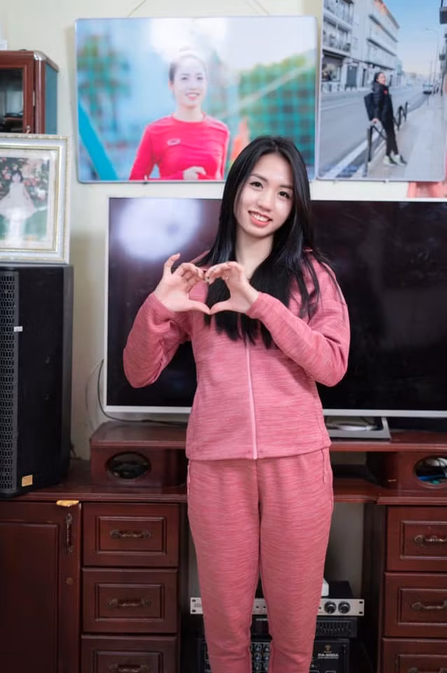 Nữ cầu thủ thu hút sự chú ý của mọi người nhờ gương mặt đáng yêu bầu bĩnh của mình, dù chỉ sở hữu chiều cao khá khiêm tốn 1m59.