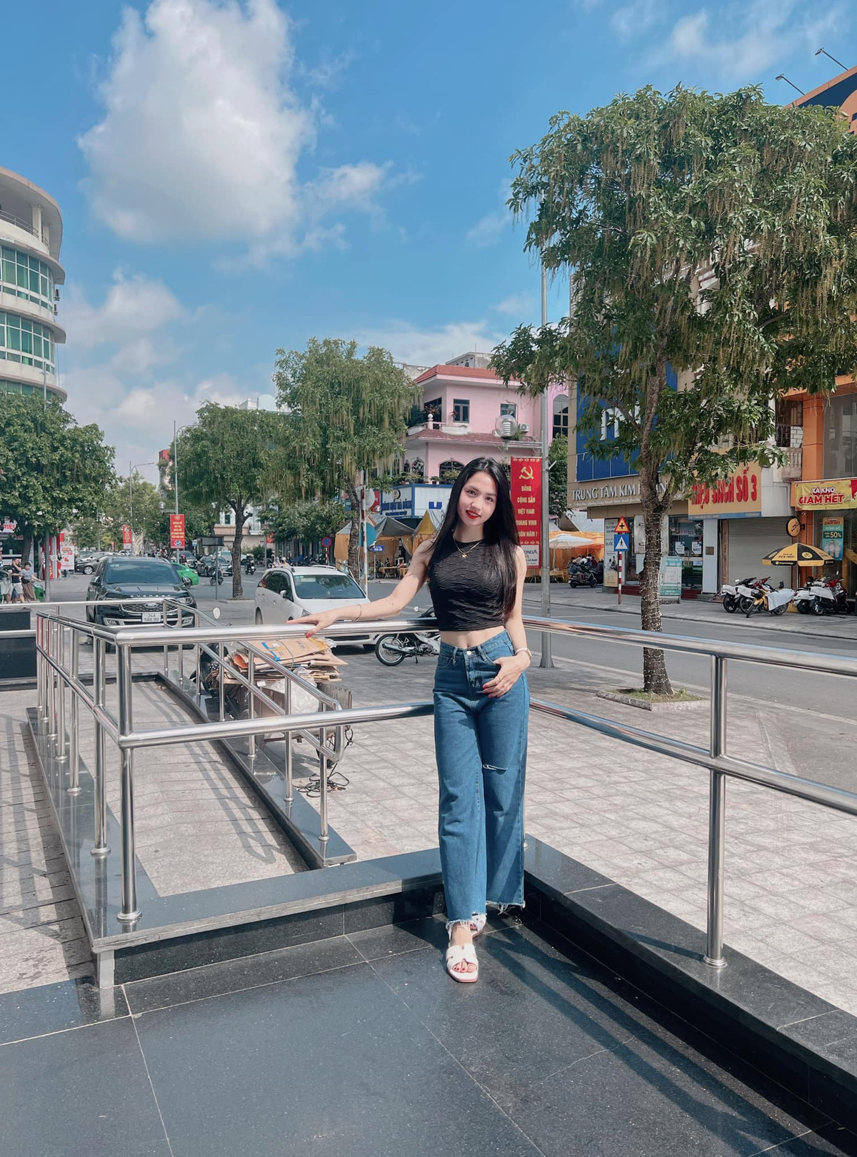 Dưới loạt ảnh của nàng hot girl bóng đá, không ít đồng nghiệp lẫn khán giả đã dành lời khen có cánh cho sắc vóc cực phẩm này. Bài đăng đạt 4.000 lượt yêu thích, hàng trăm lượt bình luận cùng hàng chục lượt chia sẻ.