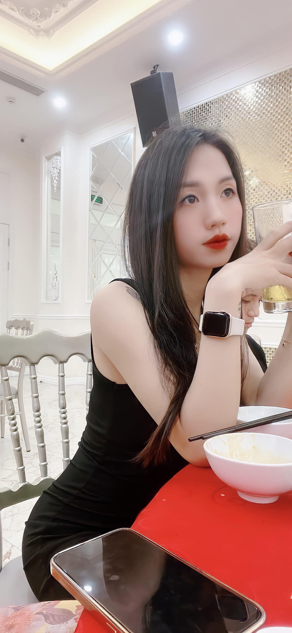 Dù không phải là những bức hình đưa mình vào góc chính diện, song thân hình nõn nà với 3 vòng chuẩn mực của Trần Thị Duyên vẫn khiến cánh mày râu không khỏi rời mắt.