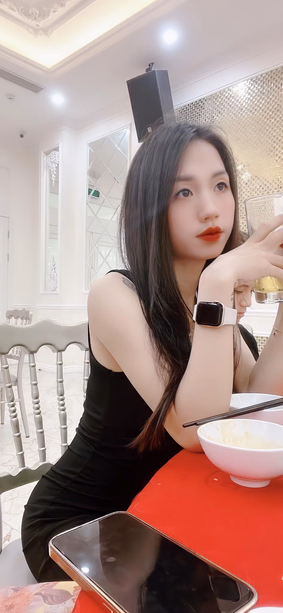 Dù không phải là những bức hình đưa mình vào góc chính diện, song thân hình nõn nà với 3 vòng chuẩn mực của Trần Thị Duyên vẫn khiến cánh mày râu không khỏi rời mắt.