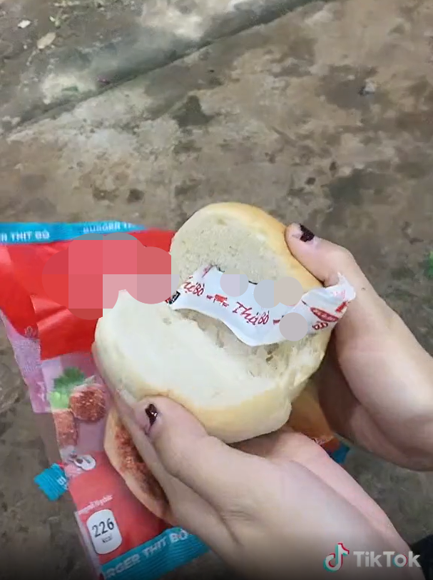 Tuy nhiên, nếu nhìn kĩ để bảo quản, nhà sản xuất bánh mì đã cho vào một chiếc túi riêng, khi nào ăn thì mới bóc ra đổ vào.