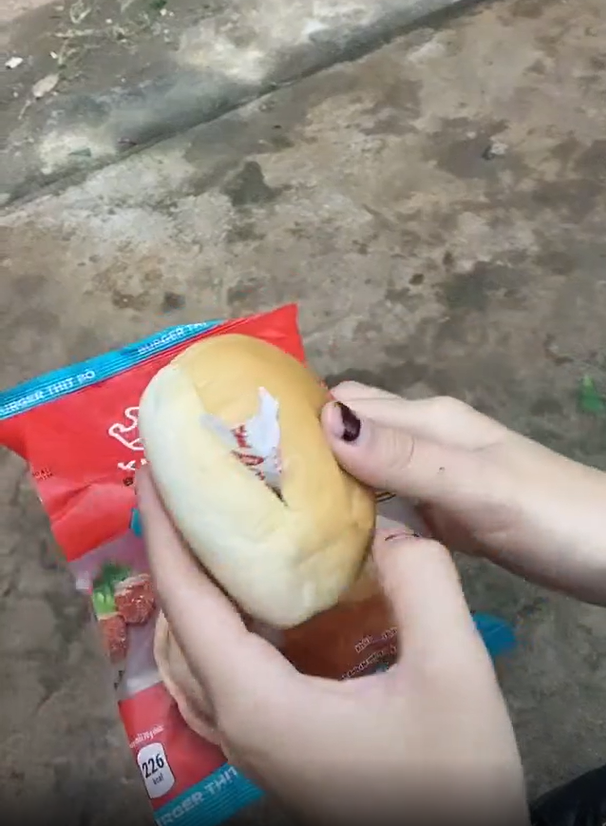 Cụ thể, chiếc bánh mì cô mua có nhân thịt bò, hình ảnh ngoài bao bì cũng cho thấy rõ phần thịt bò dạng sốt. Ấy thế nhưng khi bóc ra lại bất ngờ thấy... trống không.