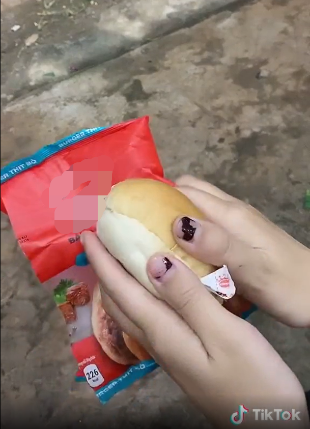 Ngay sau khi đăng tải, đoạn clip với ý định tố nhà sản xuất bánh mì "lươn lẹo" đã thu hút sự chú ý của netizen. Phía dưới bình luận, dân mạng được phen cười vỡ bụng bởi sự ngây thơ của cô gái.