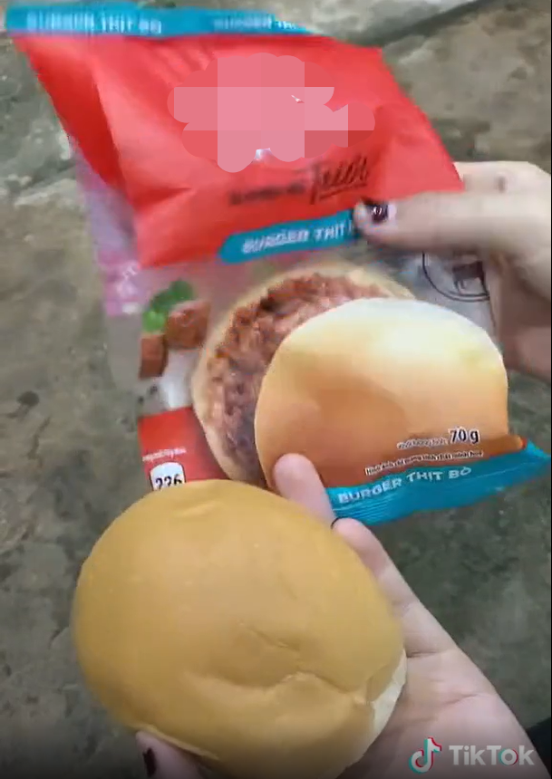 "Bóc cái gói trắng ra cho vào bánh mì. Không biết còn đăng lên cứ như người ta lừa ấy", "Trước khi sử dụng hãy đọc hướng dẫn sử dụng" hay "Xé bịch thịt ra đi chị"... là những bình luận dân mạng để lại dưới đoạn clip của cô gái.