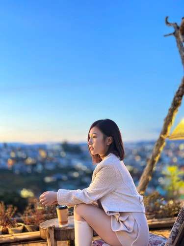 Ngoài body đẹp miễn chê, nữ chính còn sở hữu gương mặt cực nổi bật.