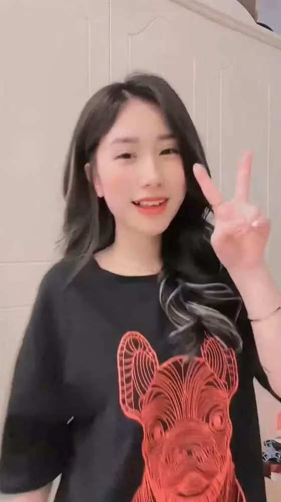 Trên trang cá nhân, thỉnh thoảng gái xinh cũng khoe ảnh về cuộc sống cũng như công việc của bản thân.