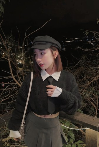 Trước đó, cùng với sự nổi tiếng bất ngờ, hiện tượng mạng đất cảng từng gặp không ít thị phi. Hết bị mắng PR sản phẩm không có tâm, còn xuất hiện tin cô là tiểu tam giật chồng người khác.