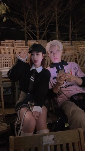 Ở phần bình luận, hội trai tân thi nhau nhận làm vợ trong khi hội trai có vợ hài hước nhận cô là bồ. Và biệt danh "vợ quốc dân" cũng ra đời từ đó.