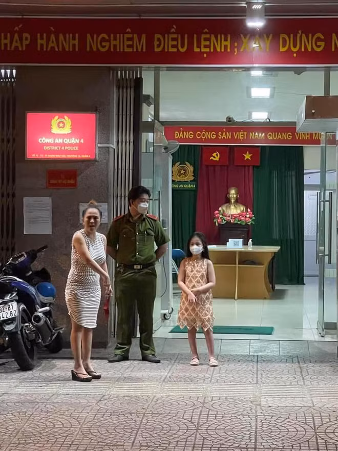 "Chị đại quận 4" có tên N.T.N (34 tuổi) thời gian qua nổi tiếng khắp mạng xã hội với những hành động sai trái như ra đường ngày giãn cách xã hội, chống đối người thi hành công vụ hay không đeo khẩu trang phòng chống dịch.