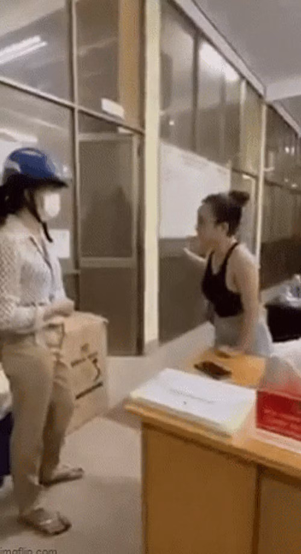 Khi đang lớn tiếng với mẹ già, "chị đại" không quên chỉ tay quát tháo những người xung quanh khi thấy mọi người đang dùng điện thoại quay lại clip.