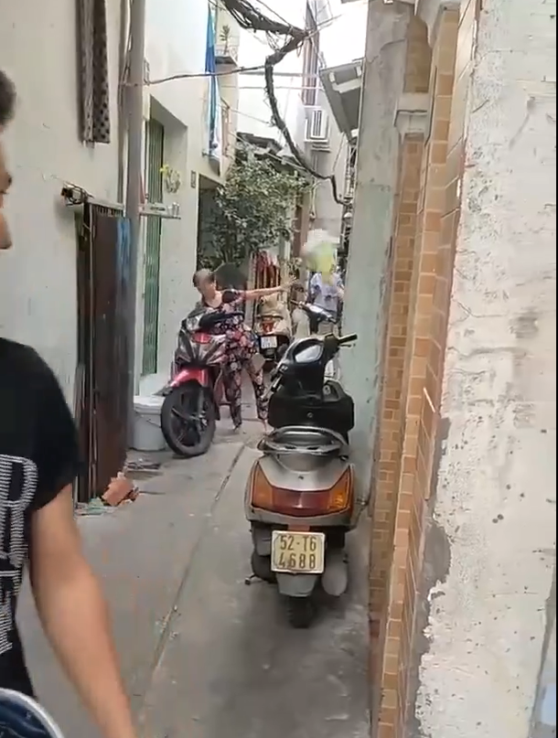 Không chỉ lớn tiếng chửi rủa, người phụ nữ thị phi trên còn cầm dép, mũ bảo hiểm, đồ đạc ném thẳng vào người mẹ mình, rồi đuổi đi. Bất lực trước hành động của con gái, người mẹ già cũng chẳng biết làm thế nào nhưng vì thương con nên không thể bỏ mặc.