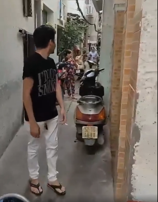 Ngay lập tức, người phụ nữ nổi tiếng với những sai phạm trong phòng chống dịch tại quận 4 lớn tiếng chửi bới văng tục, xưng mày - tao với chính mẹ mình rồi đuổi mẹ ra khỏi nhà. "Mày nghe lời người ngoài rồi mày nói. Mày làm sao, bước ra khỏi nhà rồi đi đâu thì đi đi", chị N. xua đuổi rồi tính đóng sập cửa nhà lại.