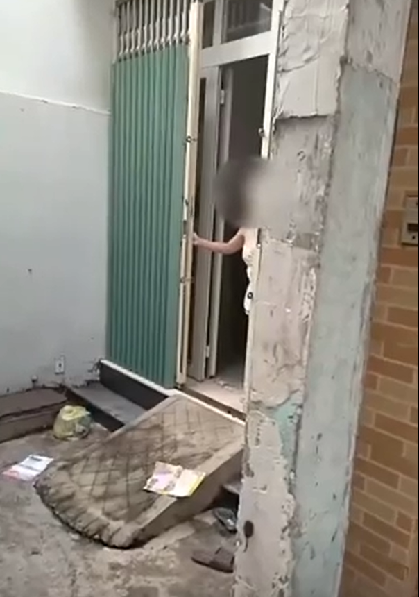 Theo dõi hình ảnh trong đoạn clip cho thấy, "chị đại quận 4" mặc đồ ở nhà liên tục lớn tiếng nạt nộ người mẹ già đang ngồi ở cửa nhà. Lúc này người mẹ mới lên tiếng, "Nó khùng rồi... chán dễ sợ nó cứ nghe lời con quỷ ở bên bển...".