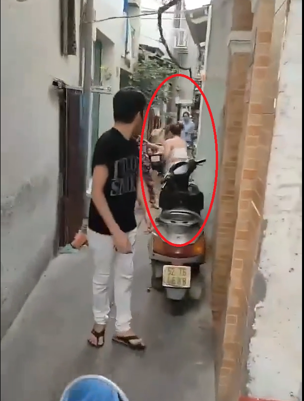 Sự việc ra đường ngày giãn cách xã hội hay không đeo khẩu trang chưa lắng xuống thì mới đây, ""chị đại quận 4" một lần nữa khiến nhiều người phẫn nộ khi liên tục chửi bới, cầm đồ đạc ném về phía người mẹ già đuổi ra khỏi nhà.