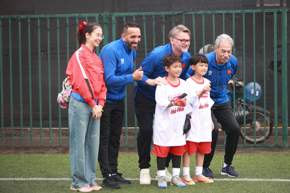 Doi tuyen Viet Nam giao luu voi tre em 4 lang SOS Ha Noi-Hinh-3