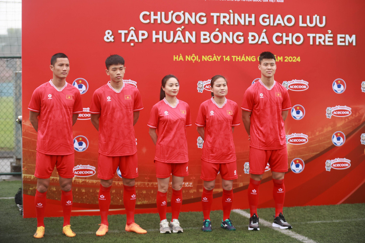 Doi tuyen Viet Nam giao luu voi tre em 4 lang SOS Ha Noi