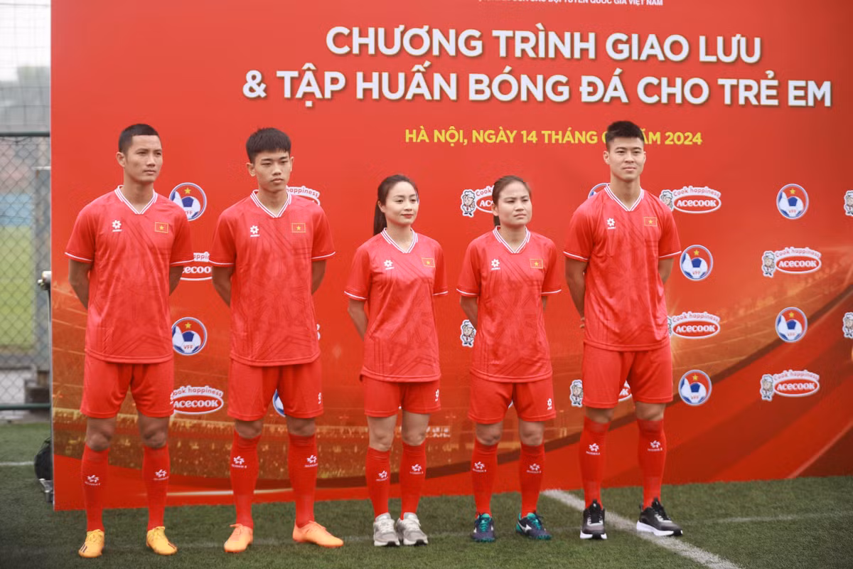 Doi tuyen Viet Nam giao luu voi tre em 4 lang SOS Ha Noi