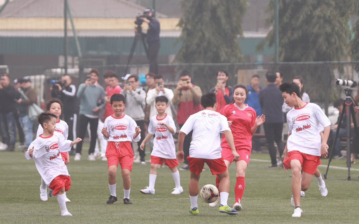 Doi tuyen Viet Nam giao luu voi tre em 4 lang SOS Ha Noi-Hinh-2