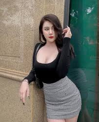 Trong khi những cô gái khác hướng đến hình ảnh "mình hạc xương mai", Wilson Nhật Anh lại thích dáng người đầy đặn. Và thay vì tự ti, gái xinh này lại cực chăm khoe ảnh lên đồ chất.