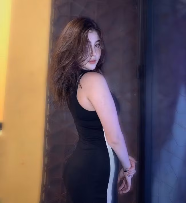 Không khó để bắt gặp những bộ trang phục tôn dáng như thế này của Wilson Nhật Anh.