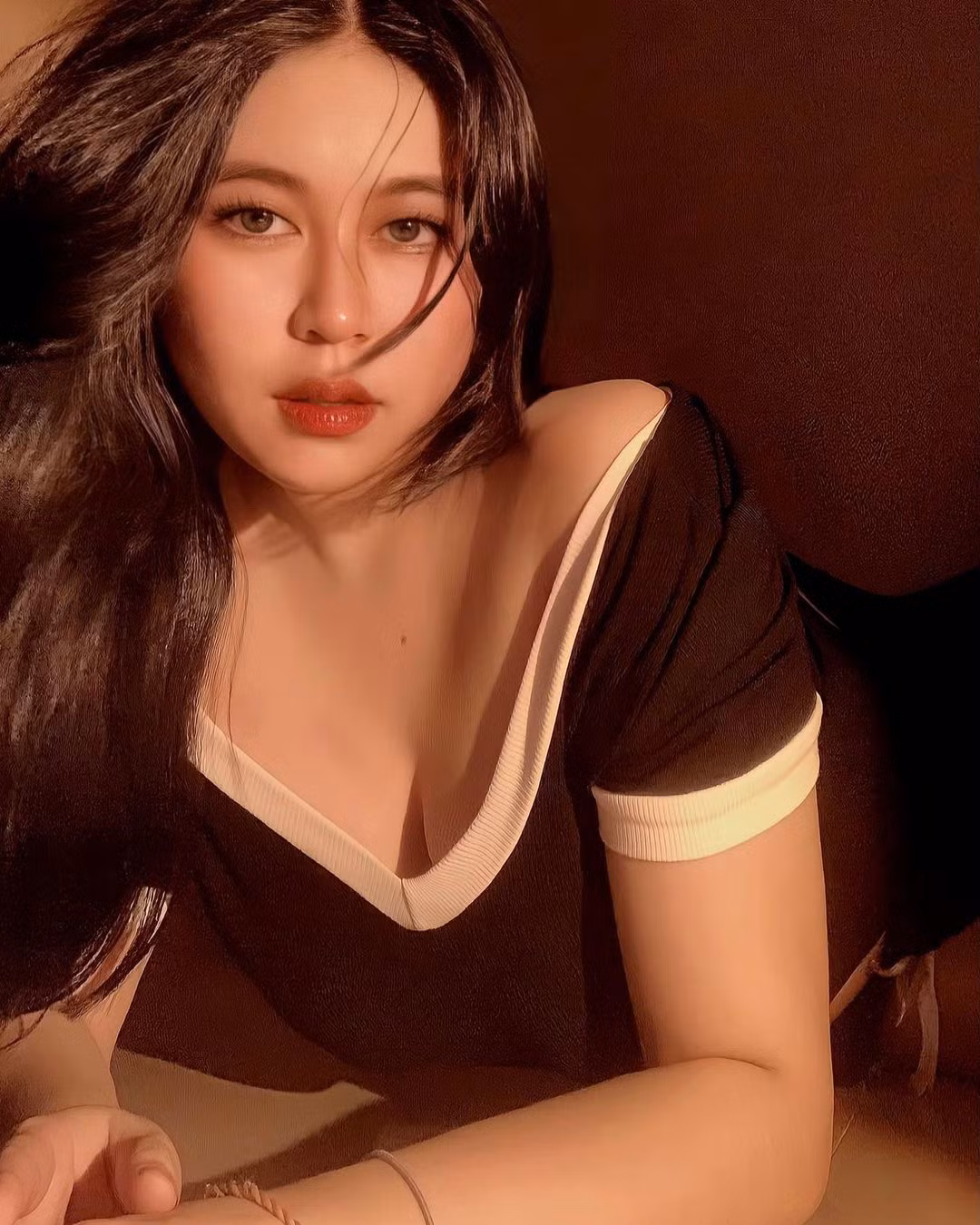 Huỳnh Thái Ngọc Huyền sinh năm 1999 đến từ Đà Nẵng. Bên cạnh công việc học tập cô còn là người mẫu ảnh. Người đẹp Gen Z này gây ấn tượng trên mạng xã hội với vẻ ngoài mũm mĩm riêng biệt cùng phong cách thời trang quyến rũ.