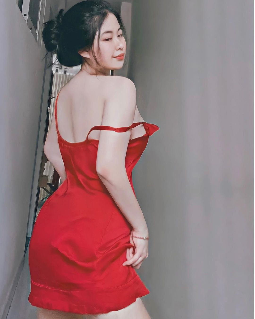 "Vì vóc dáng của mình mũm mĩm, không có eo thon, chân dài nên mình muốn theo phong cách quyến rũ để cho thấy những điểm mạnh khác, nhìn bản thân đẹp đầy đặn không phải kiểu sồ sề" - Người đẹp ngoại cỡ Đà Nẵng khẳng định.