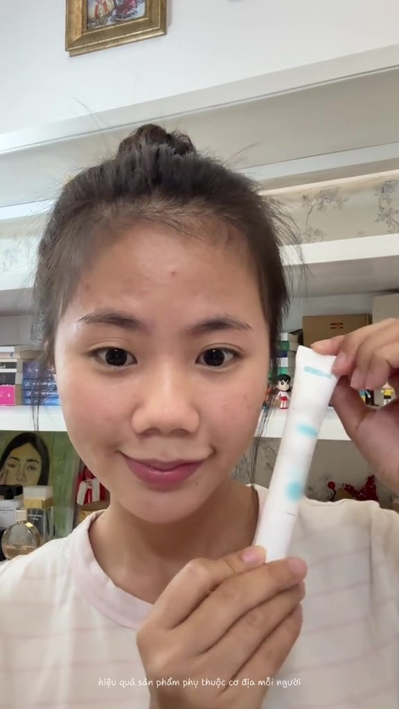 “Đầu tiên là về sản phẩm mụn, em có dùng trong lúc da có ít thâm và mụn ngày ‘rụng dâu’, em dùng thấy có giảm. Em thừa nhận việc nói quá về khả năng làm nhanh quá trình là 3 ngày, thực ra lúc em dùng đến khi da ổn tầm hơn 1 tuần” - trích từ bài đăng của Thảo.