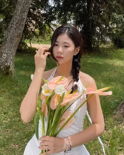 Thảo “da ua” có tên thật là Như Thảo, sinh năm 1999, tốt nghiệp trường Đại học Sài Gòn. Đầu năm 2024, cô nàng từng khiến cả cõi mạng chao đảo với chiếc clip đơn thuần chỉ là vài động tác nhảy để giới thiệu cửa hàng bán sữa chua của mẹ cô. Một thời gian dài, điệu nhảy của Thảo còn trở thành trend, tạo ra một hệ tư tưởng mới mà bất cứ ai cũng đu theo.