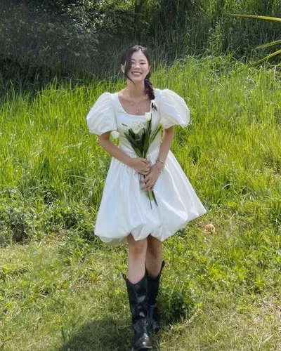 Nhiều người cho rằng, các clip của Như Thảo đều có sức hút khiến ai đi qua cũng muốn nán lại xem bởi cô có cách trò chuyện “tẻn tẻn”, hài hước và lại rất gần gũi, vui vẻ.