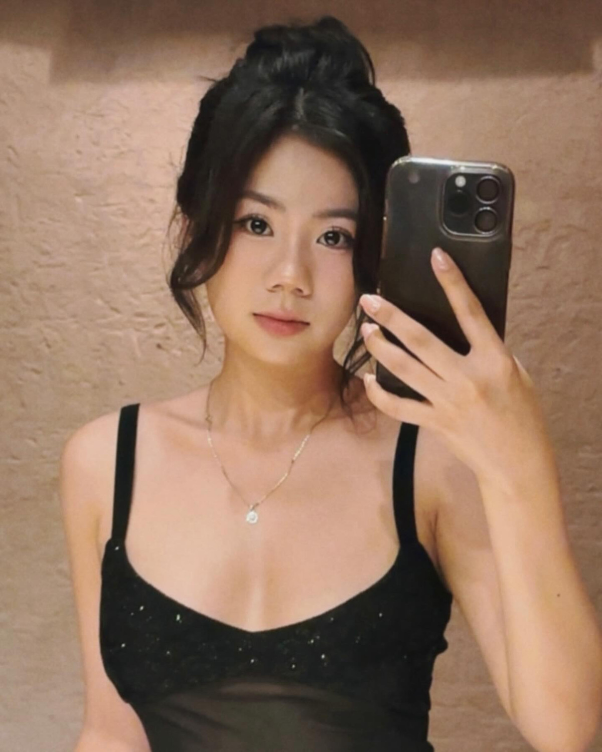 Phía dưới clip của Hà Linh, cư dân mạng đã để lại bình luận nhắc đến Thảo, cho biết vì mua theo giới thiệu của cô nhưng hiệu quả không tốt, thậm chí bị kích ứng. Có người còn ví Thảo “da ua” như hot girl tạp hoá vì quảng cáo các sản phẩm mà không có chọn lọc, cái nào cũng khen.