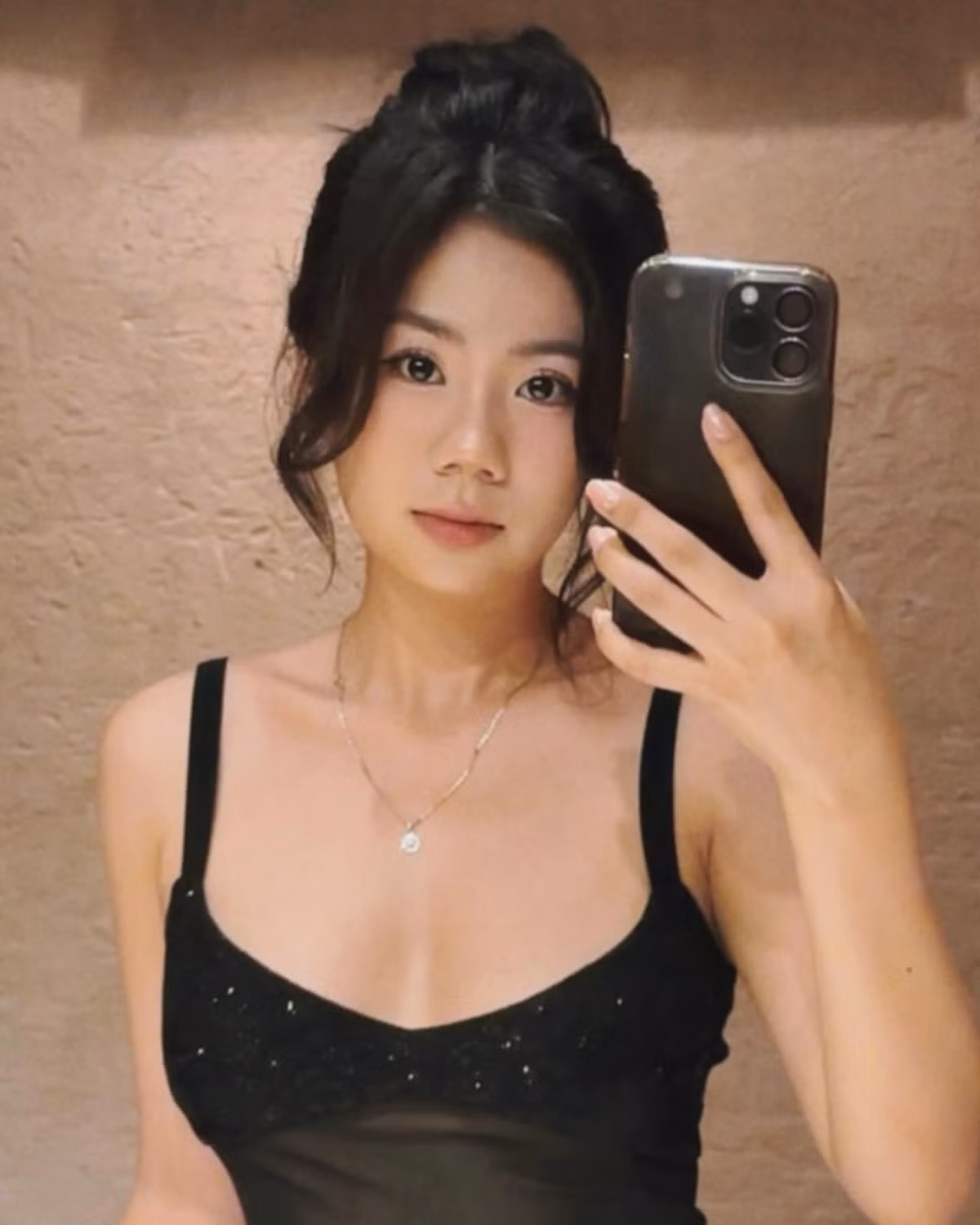 Phía dưới clip của Hà Linh, cư dân mạng đã để lại bình luận nhắc đến Thảo, cho biết vì mua theo giới thiệu của cô nhưng hiệu quả không tốt, thậm chí bị kích ứng. Có người còn ví Thảo “da ua” như hot girl tạp hoá vì quảng cáo các sản phẩm mà không có chọn lọc, cái nào cũng khen.