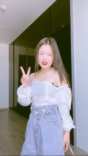 Kể từ khi làm mẫu ảnh độc quyền, Dua liên tục khiến dân mạng bất ngờ trước những màn thay đổi phong cách của mình.