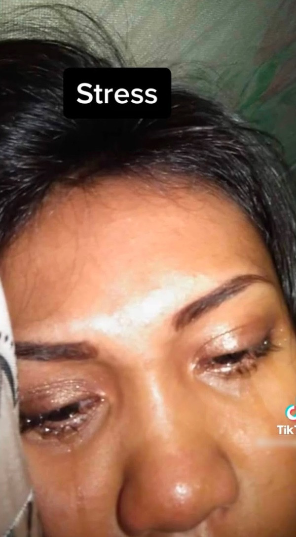 Áp lực lần đầu làm mẹ cùng nỗi cô đơn, nhớ chồng đã khiến bạn nữ không ít lần tủi thân rơi nước mắt. “Từng có một khoảng thời gian khủng khiếp vì lúc bầu và lúc đẻ đều không có chồng bên cạnh nhưng mình đã vượt qua nó rồi” - người mẹ trẻ tâm sự.