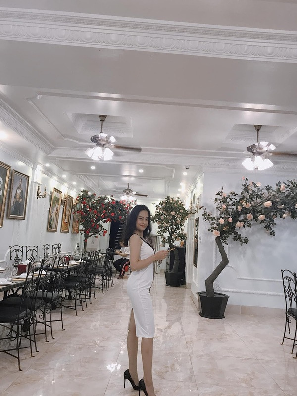 Trước đây, một trường hợp tương tự khác cũng từng thu hút nhiều sự chú ý trên mạng. Cụ thể, một người phụ nữ đến từ Bắc Giang cũng đã phải trải qua khoảng thời gian khó khăn khi tăng tới 22kg vì mang bầu đứa con đầu lòng. Mặc dù sở hữu gương mặt ưa nhìn, nhưng do tăng cân quá đột ngột nên “mẹ bỉm” trở nên tự ti vì như trở thành một con người khác.