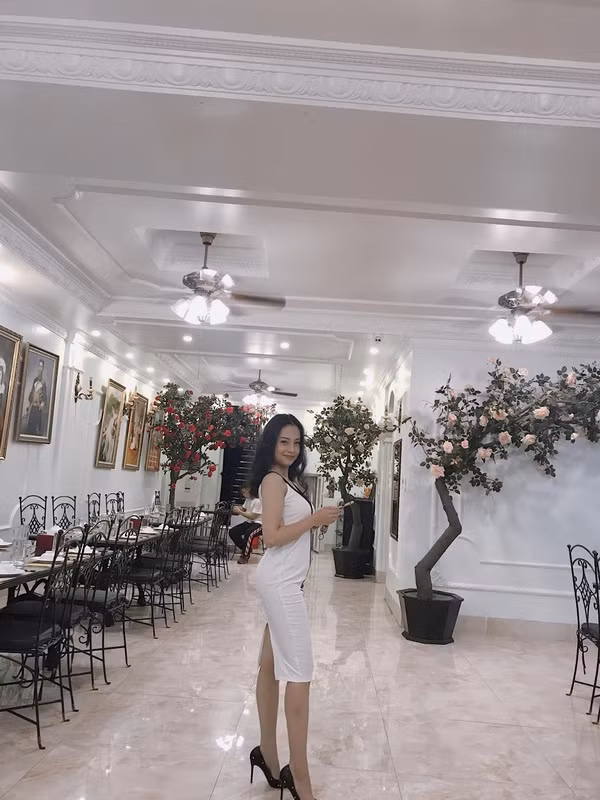 Trước đây, một trường hợp tương tự khác cũng từng thu hút nhiều sự chú ý trên mạng. Cụ thể, một người phụ nữ đến từ Bắc Giang cũng đã phải trải qua khoảng thời gian khó khăn khi tăng tới 22kg vì mang bầu đứa con đầu lòng. Mặc dù sở hữu gương mặt ưa nhìn, nhưng do tăng cân quá đột ngột nên “mẹ bỉm” trở nên tự ti vì như trở thành một con người khác.