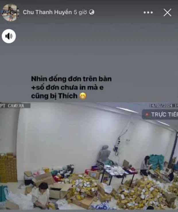 Trên trang cá nhân Chu Thanh Huyền - vợ của tiền vệ Nguyễn Quang Hải khoe thành quả sau những buổi livestram bán hàng trên nền tảng mạng xã hội.