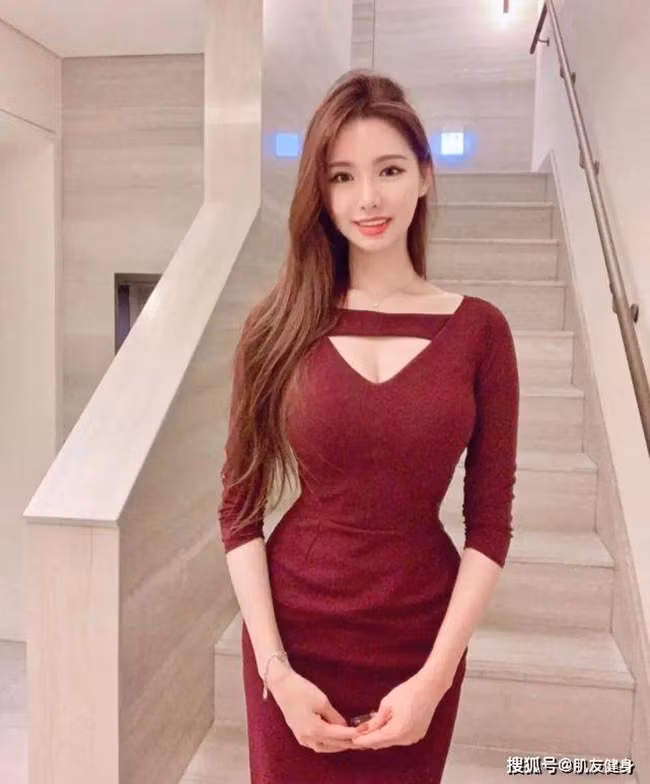 Nếu không phải là vì công việc, thường ngày Xin Wei thích mặc những kiểu trang phục thoải mải, thanh lịch và trang điểm nhẹ nhàng.