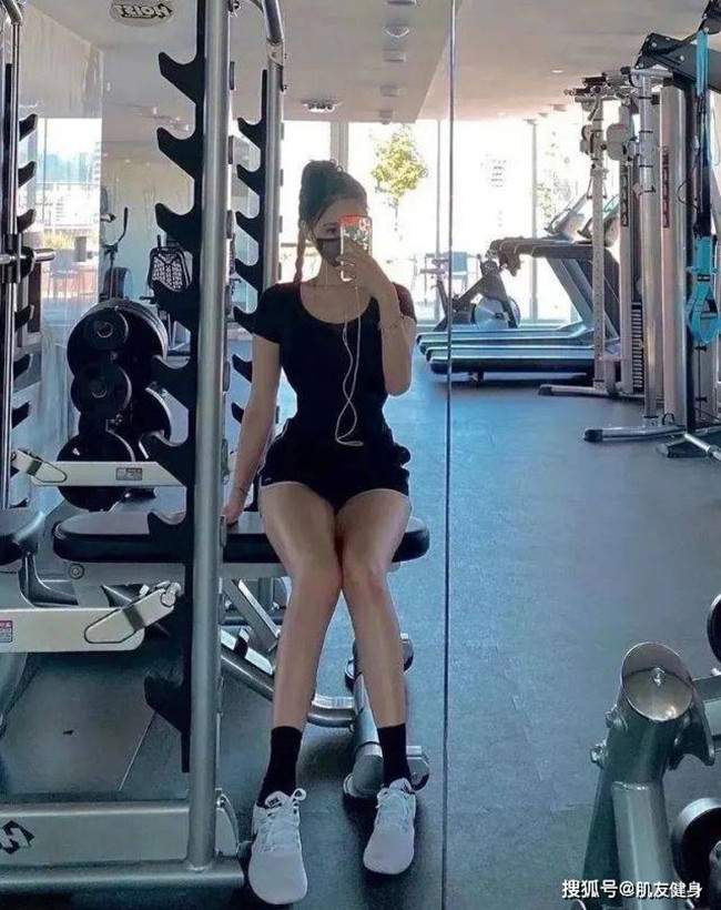 Dáng người thanh tú, đường cong uyển chuyển của Xin Wei khiến dù nam hay nữ cũng đều phải trầm trồ.