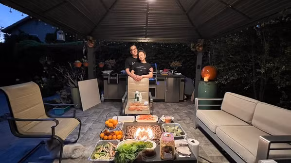 Chỉ cần nhìn những cử chỉ nhỏ cũng đủ thấy Thắng Ngô là một người cực kì quan tâm và chiều chuộng vợ.