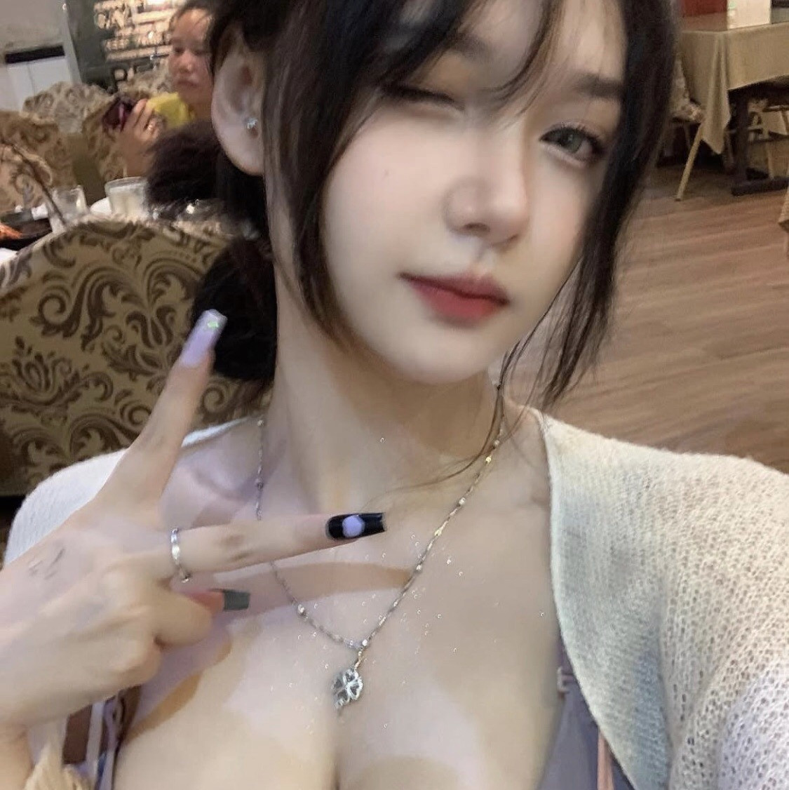 Đăng tải một bộ ảnh đời thường với phong cách trang điểm nhẹ nhàng, kiểu tóc đơn giản nhưng vẫn không thể che lấp được nét đẹp ngọt ngào của Cigw Pols.