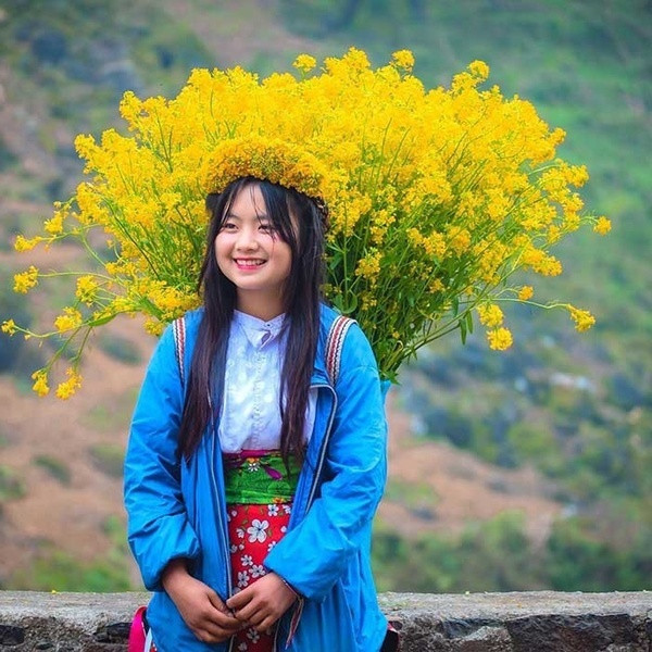 Vẫn gương mặt đó nhưng nụ cười, ánh mắt của cô bé dân tộc đã khác xưa rất nhiều.