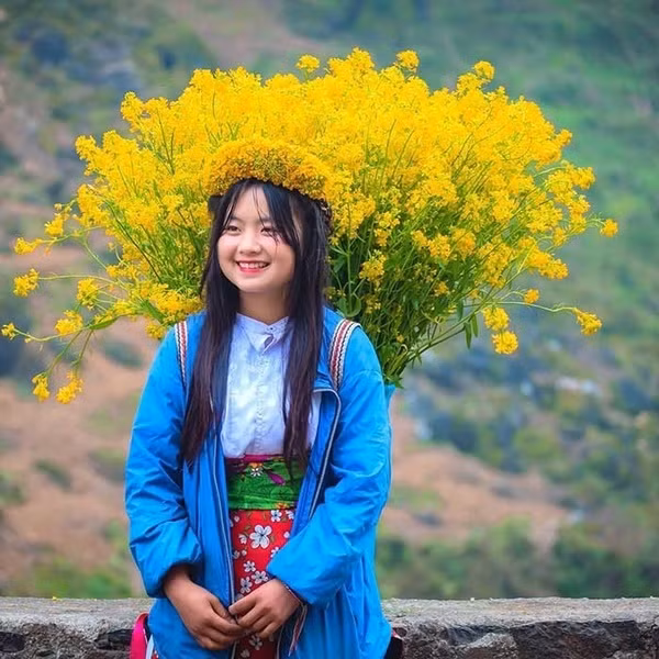 Vẫn gương mặt đó nhưng nụ cười, ánh mắt của cô bé dân tộc đã khác xưa rất nhiều.