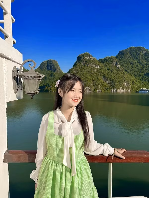 Qua đoạn clip, có thể thấy Phúng Phính Hà Giang tuy vẫn còn chút bẽn lẽn, ngại ngùng, thế nhưng cô bé không hề từ chối khi được mọi người xin chụp hình chung.