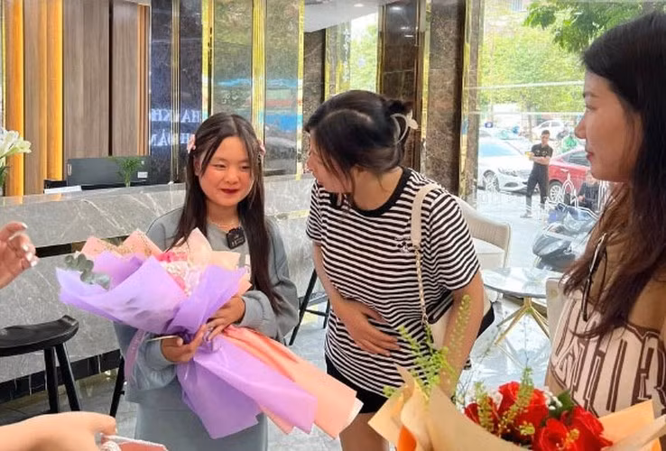 Sau những ồn ào, nhiều người cảm thấy nhung nhớ hình ảnh Dua mặc bộ đồ truyền thống, gương mặt tự nhiên, không trang điểm, địu hoa cải đứng trên dốc Thẩm Mã để cho mọi người thuê chụp ảnh.