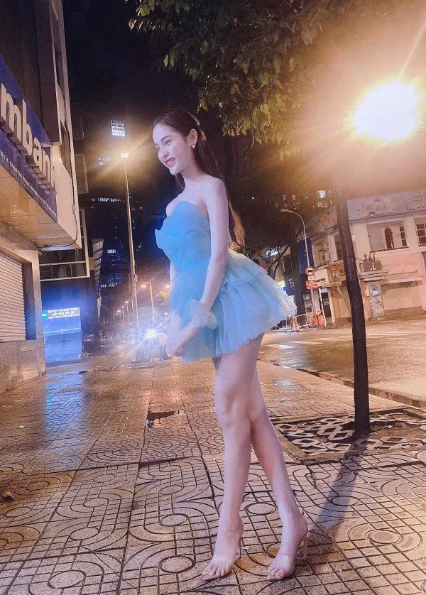 Cơ bụng thon gọn, săn chắc của Vy Lai khiến cô tự tin chung khung hình với bất cứ ai.