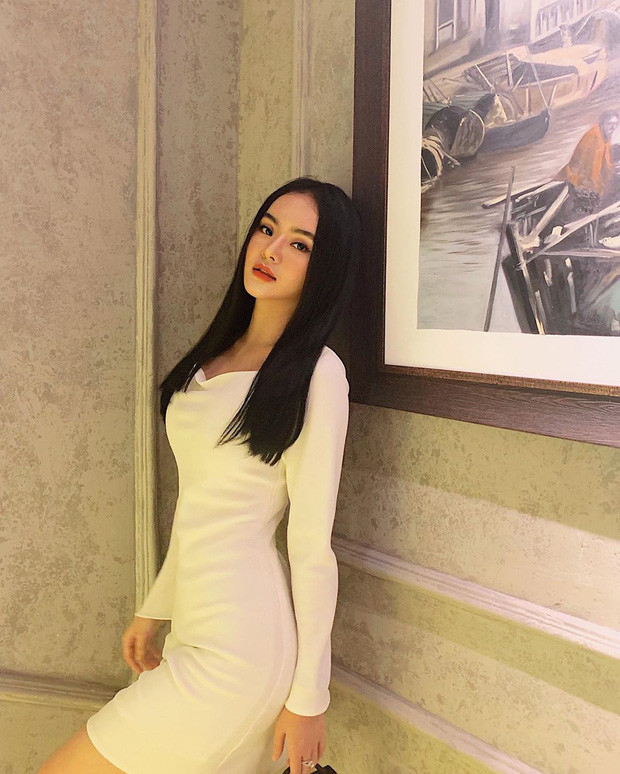 Trên trang cá nhân, Phương Trang cũng tạo được cảm tình khi thường xuyên đăng tải những hình ảnh thân thiết bên chị gái cũng như gia đình.