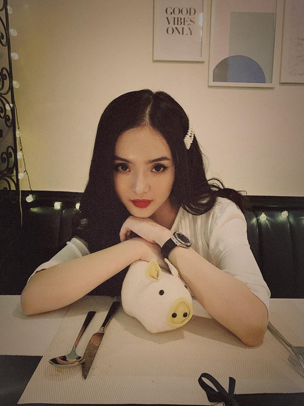 Dù không make up cầu kỳ hay là lượt quần áo nhưng em gái hot girl Angela Phương Trinh vẫn cuốn hút nhờ khuôn mặt xinh đẹp và những đường nét rất đi vào lòng người.