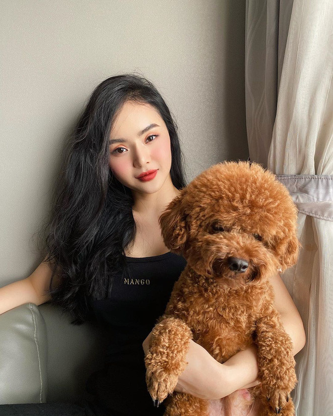 Được biết, không lấn sâu vào showbiz, em gái Angela Phương Trinh chọn con đường kinh doanh riêng. Cô nàng hiện đang buôn bán mỹ phẩm trên mạng đồng thời quản lý cũng như làm mẫu ảnh cho chính thương hiệu thời trang do mình mở ra.